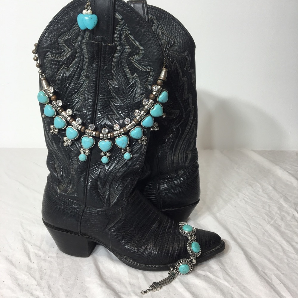 Vintage turquoise colored costume vintage necklace, earrings and bracelet.